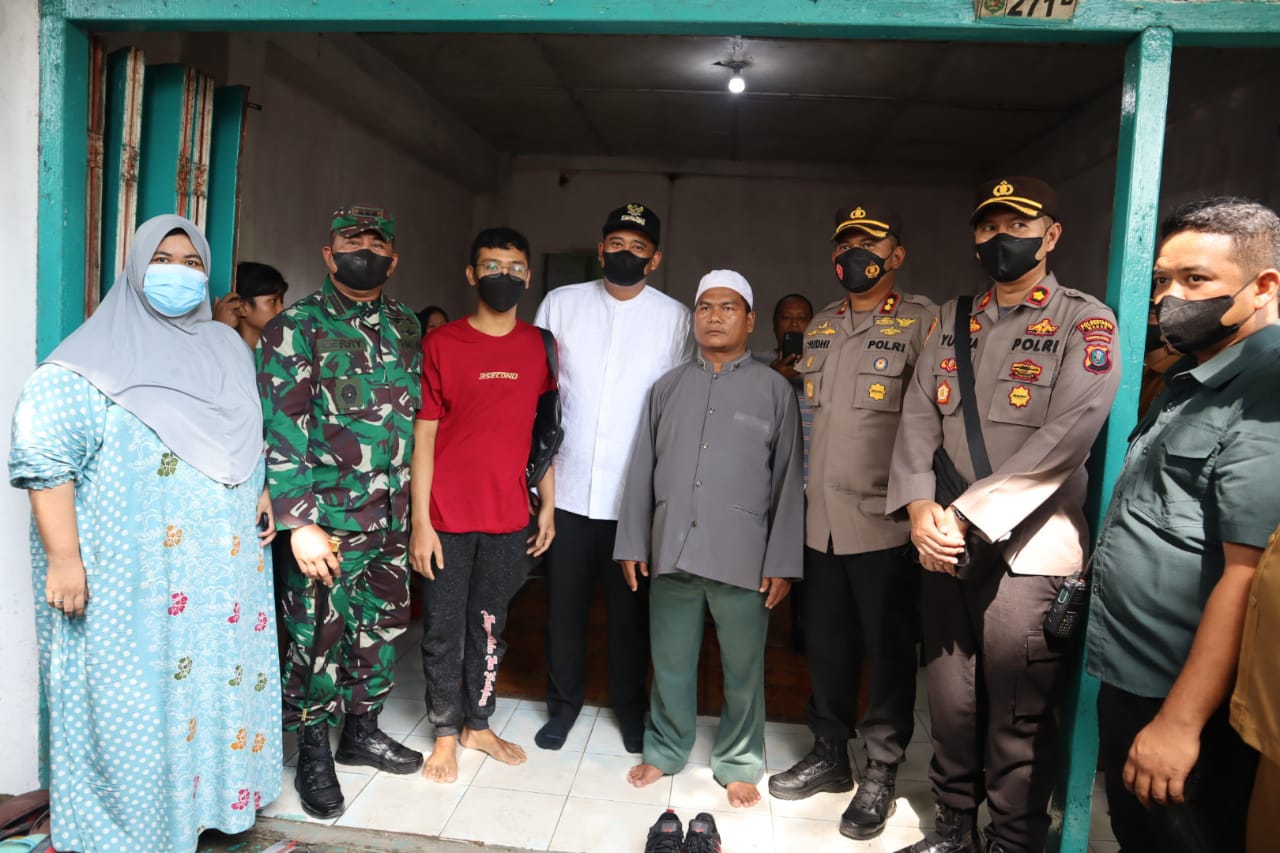 Wakapolrestabes Medan AKBP Dr Yudhi Hery Setiawan SIK MSi bersama dengan Forkopimda mengecek rumah korban bencana puting beliung di Jalan Sunggal Kecamatan Medan Sunggal,