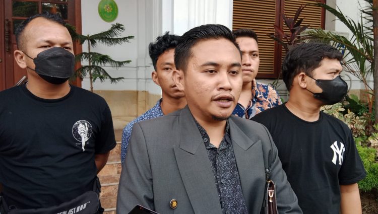 Teks Foto, Ivan Sahat Rajali Sirait SH selaku penasehat hukum Rosdiana Tamba saat memberikan keterangan pers