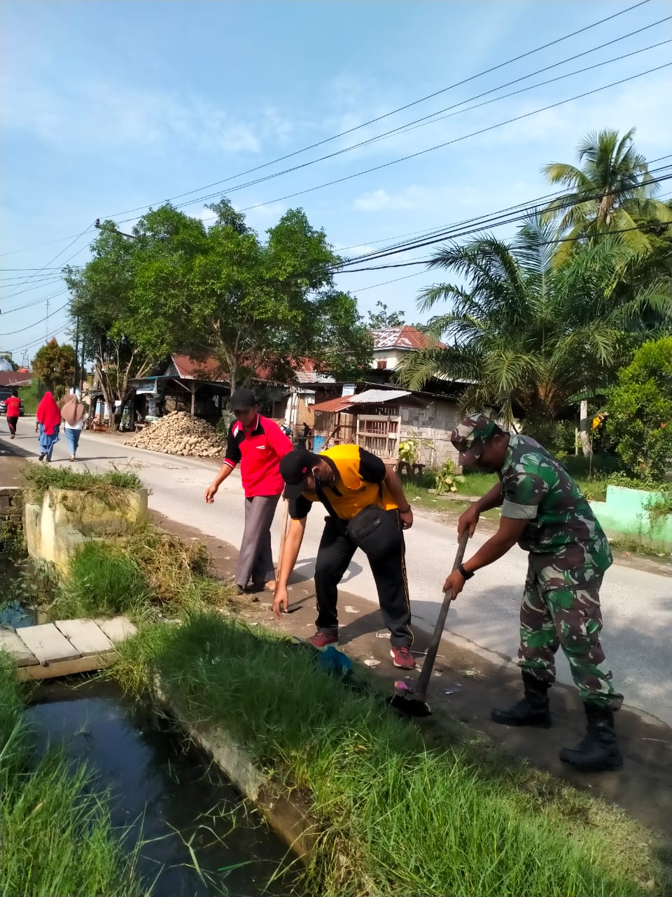 Personil Babinsa DS Bersama warga laksanakan Gotong Royong