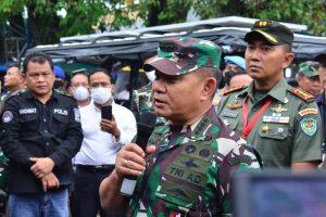 Kasad Blusukan ke Pasar, Cek Harga Minyak Goreng 2 KASAD 1 1