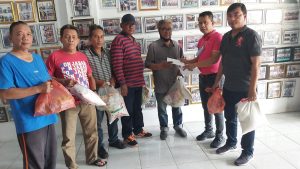 Wujud Kepedulian Seprofesi, Ketua Pewarta Gulirkan Bantuan Sembako dan Santunan Kepada Wartawan Senior di Medan