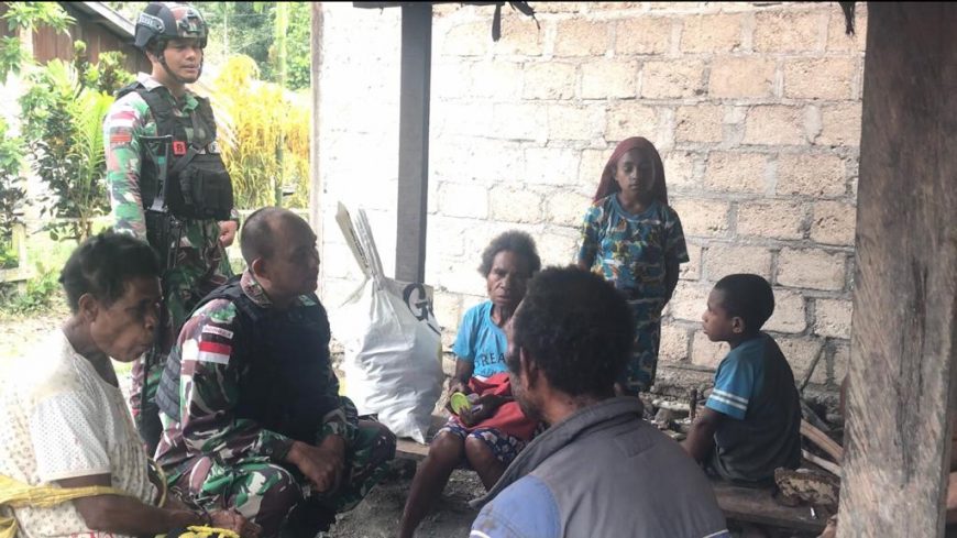Pupuk Rasa Kekeluargaan, Satgas Yonif 126/KC Kunjungi Keluarga Asuh di Perbatasan