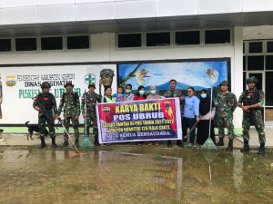 Minggu Bersih, Satgas Yonif 126/KC Ajak Masyarakat Karya Bhakti di Puskesmas Wilayah Perbatasan