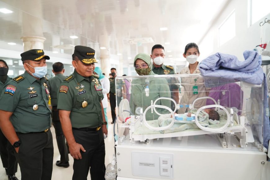 Kesibukan Bukan Menjadi Penghalang Kasad Menjenguk Anak Buahnya di Rumah Sakit