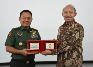 Beri Kuliah Inspiratif, Rektor Universitas Pertamina Sebut Kasad Pemimpin yang Best of The Best 2 KASAD 1 3