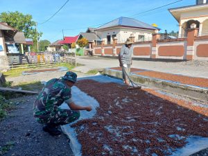 Kegiatan Komunikasi Sosial Dengan Petani Cengkeh di Desa Latu