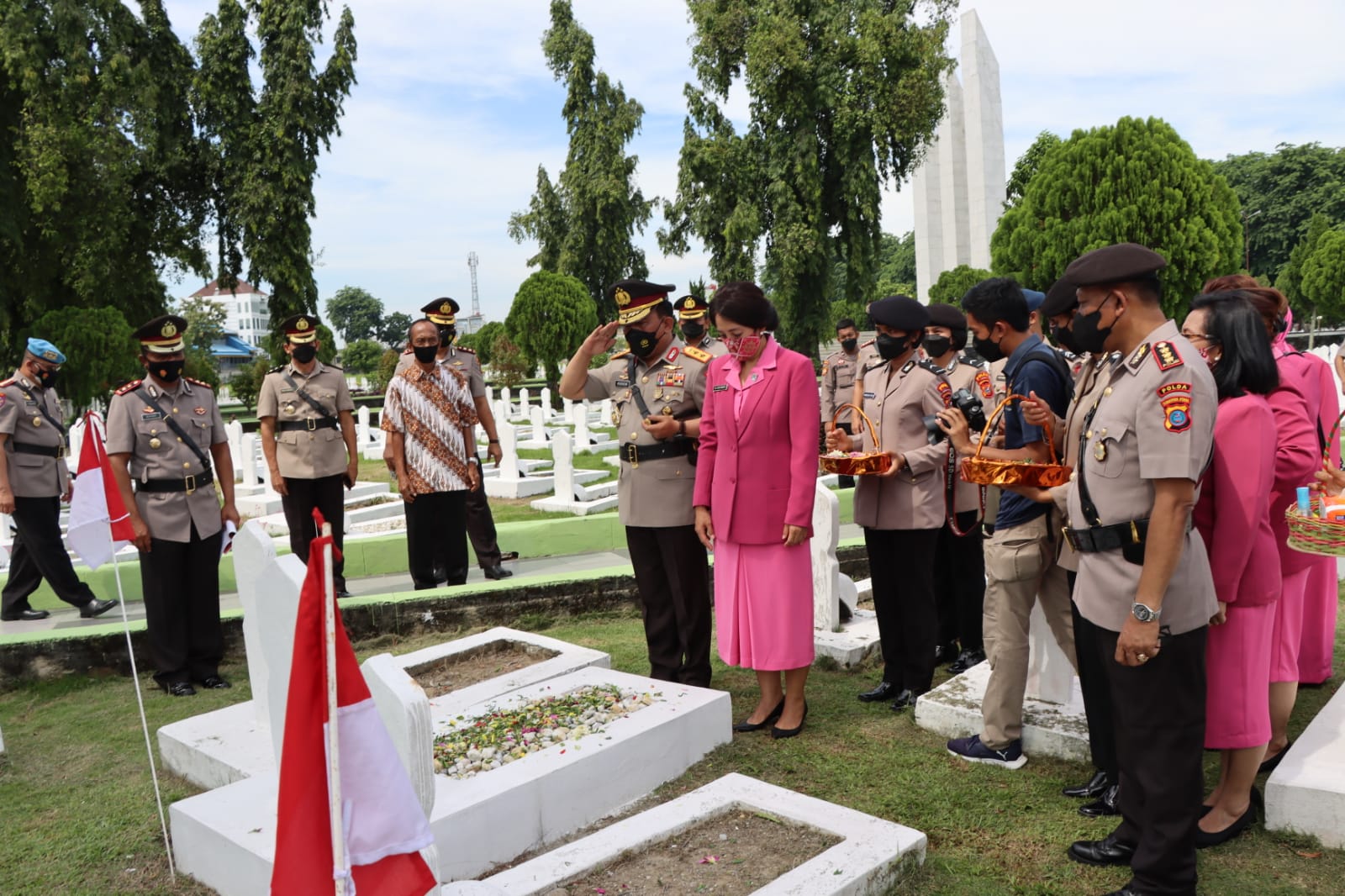 Kapolrestabes Medan Dampingi Kapoldasu Ziarah ke Taman Makam Pahlawan