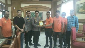 Ketua Pewarta Berikan Penghargaan pada Kapolsek Medan Barat karena Capai Target Vaksinasi