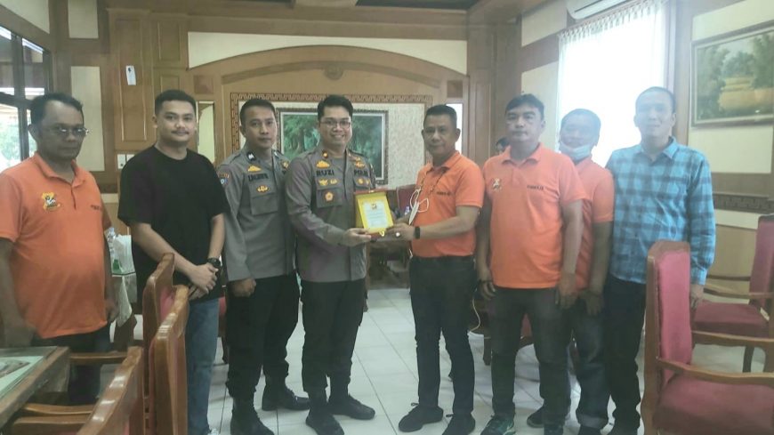 Ketua Pewarta Berikan Penghargaan pada Kapolsek Medan Barat karena Capai Target Vaksinasi