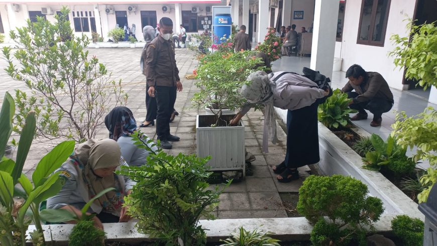 Dirut dan Jajaran Gotong Royong di Kantor PUD Pasar Sebelum Gelar Apel