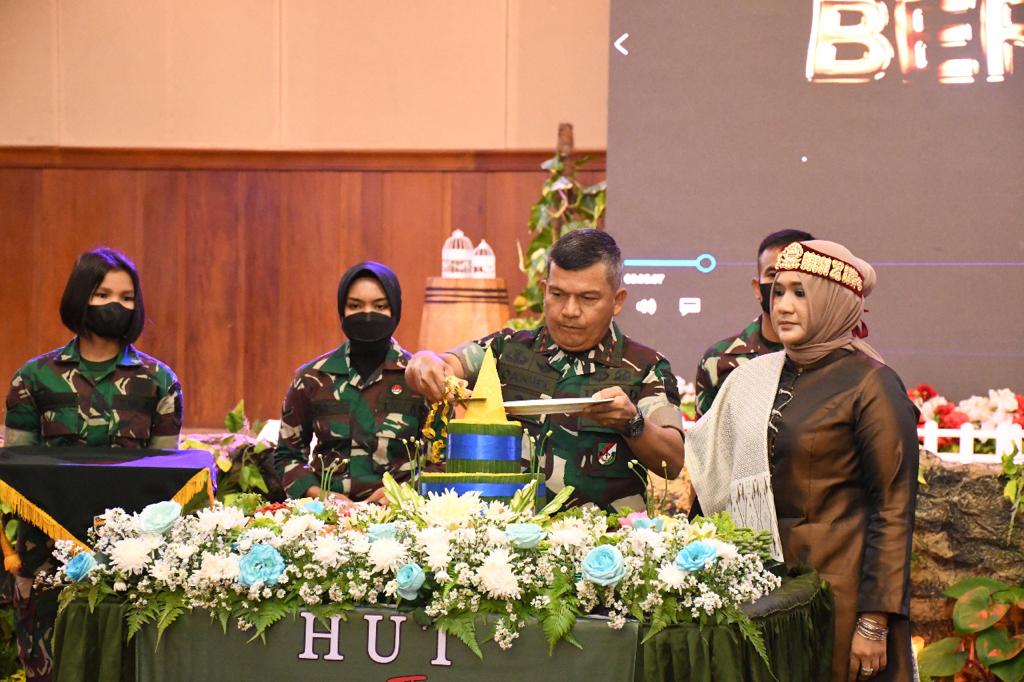 Pangdam potong tumpeng