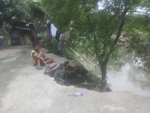 Viral, Aksi Nekat Bocah Selamatkan Sepedanya Nyaris Nyemplung ke Sungai