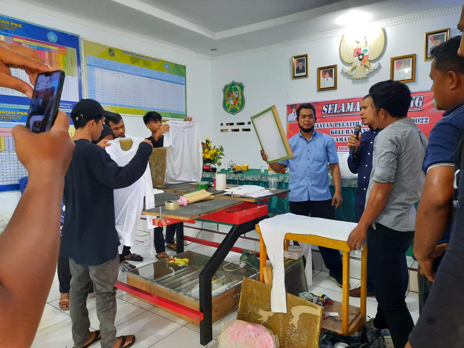 Mengembangkan Potensi Kreatif Pemuda Desa: Pelatihan Industri Rumahan untuk Produk Kreatif Berkualitas