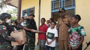 Satgas Pamtas Yonif 126/KC Bagikan Sembako dan Bingkisan di Kampung Pund Distrik Waris