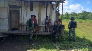 Perkokoh Kemanunggalan, Satgas Pamtas Yonif 126/KC Datangi Rumah-rumah Masyarakat di Perbatasan