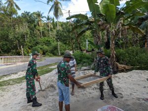 Tingkatkan Toleransi Beragama, Anggota Satgas Kodim Maluku Yonarhanud 11/WBY Bantu Bangun Gereja
