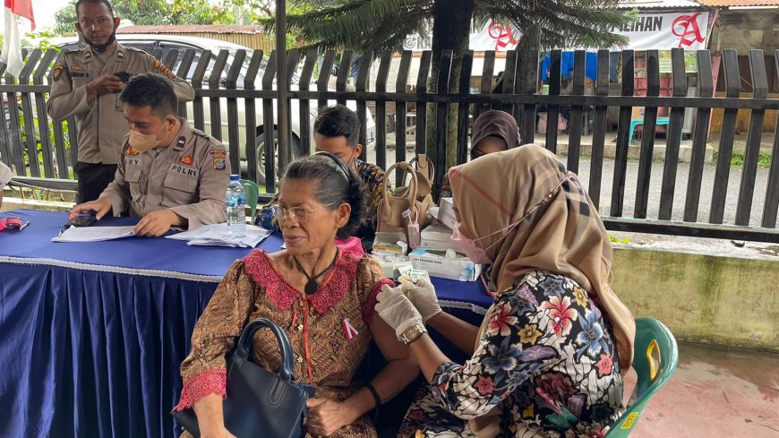 Polsek Medan Barat Gulirkan Vaksin Dapat Bingkisan Beras