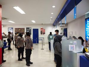 Tim Gabungan Patroli Operasi Yustisi Sambangi Kantor Bank di Medan
