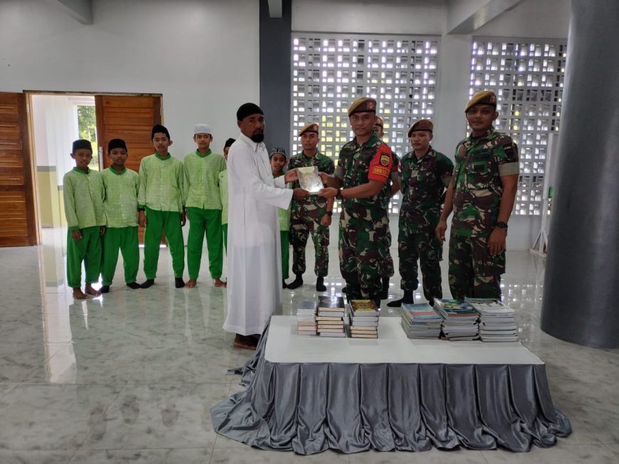 Satgas Kodim Maluku Batalyon Arhanud 11/WBY Membagikan Al-Quran dan buku pelajaran ke Ponpes Al Mubaroq