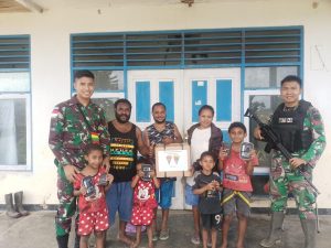 Jalin Silaturahmi, Satgas Yonif 126/KC Berbagi Sembako Kepada Warga Perbatasan