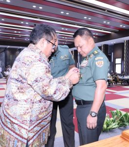 Terima Pin Emas, Kasad Ajak Insan Pers Berperan Aktif Tangkal Penyebaran Berita Hoaks
