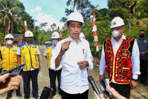 Presiden Jokowi Tinjau Proyek Peningkatan Struktur Jalan di Pulau Nias