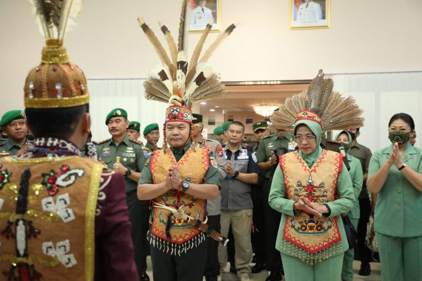 Kasad Dianugerahi Gelar Adat Tertinggi Suku Dayak Mantir Hai Penambahan
