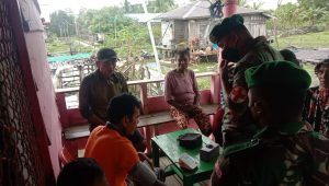 Cuaca tak Menentu, Satgas Yonif 123/RW Himbau Masyarakat Perbatasan Jaga kesehatan dan Bagikan Vitamin