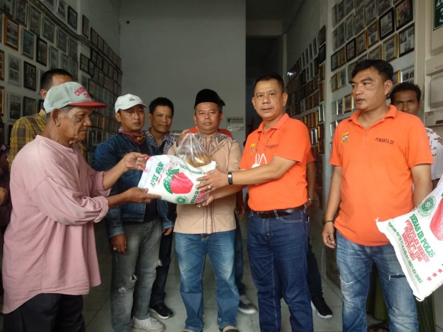 Sambut HUT Ke-76 Bhayangkara dan Idul Adha, Pewarta Bagi Sembako Kepada Wartawan dan Kaum Duafa