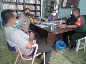 Bhabinkamtibmas Aiptu Juani Sinaga Bersama Babinsa Himbau Warga Tetap Jaga Lingkungan Dan Patuhi Prokes Covid-19
