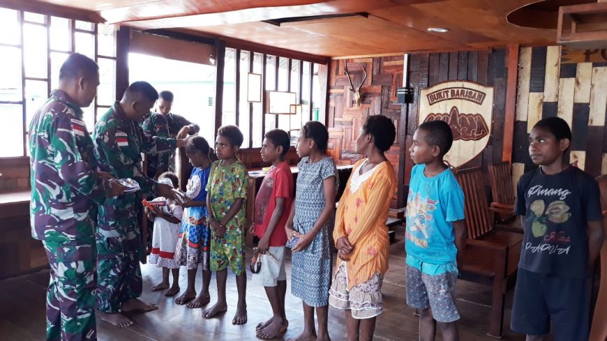 Satgas Yonif 126/KC Tebar Kebahagiaan Kepada Anak-Anak di Perbatasan Papua