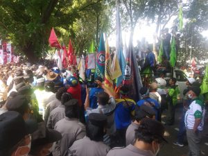 Polrestabes Medan Kawal Aksi Unjuk Rasa Aliansi Buruh di Kantor DPRD Sumut