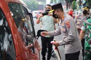 Sambut HUT Kemerdekaan RI, Polrestabes Medan Bersama Forkopimda Bagikan Bendera Merah Putih ke Masyarakat