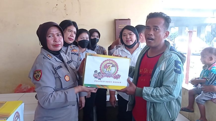 Polrestabes Medan Bagikan Paket Sembako Ke Masyarakat Dalam Rangka Peringati HUT Polwan Ke-74