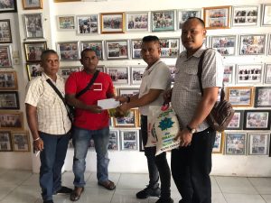 Ketua Pewarta Berikan Santunan Dan Sembako Kepada Keluarga Almarhumah Ipuh