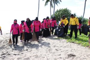 Polres Lhokseumawe Bersama Bhayangkari Gelar Gotong Royong di Pantai Lancok