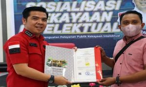 Stafsus Menkumham RI Serahkan Langsung Sertifikat Merek UMKM Bandrek Joeli