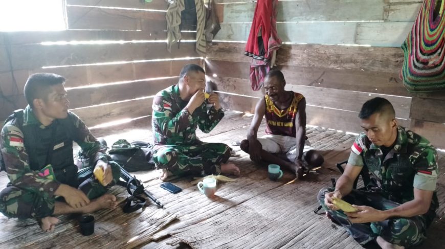 Satgas Pamtas Yonif 126/KC Laksanakan Komsos Bersama Masyarakat Perbatasan