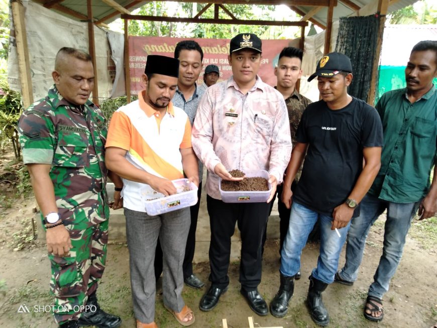 Personel Kodim 0103 Aut Monitoring Panen Perdana Budidaya Maggot Warga Binaan