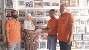 Ketua Pewarta Beri Santunan Dan Sembako Pada Seorang Janda Mualaf