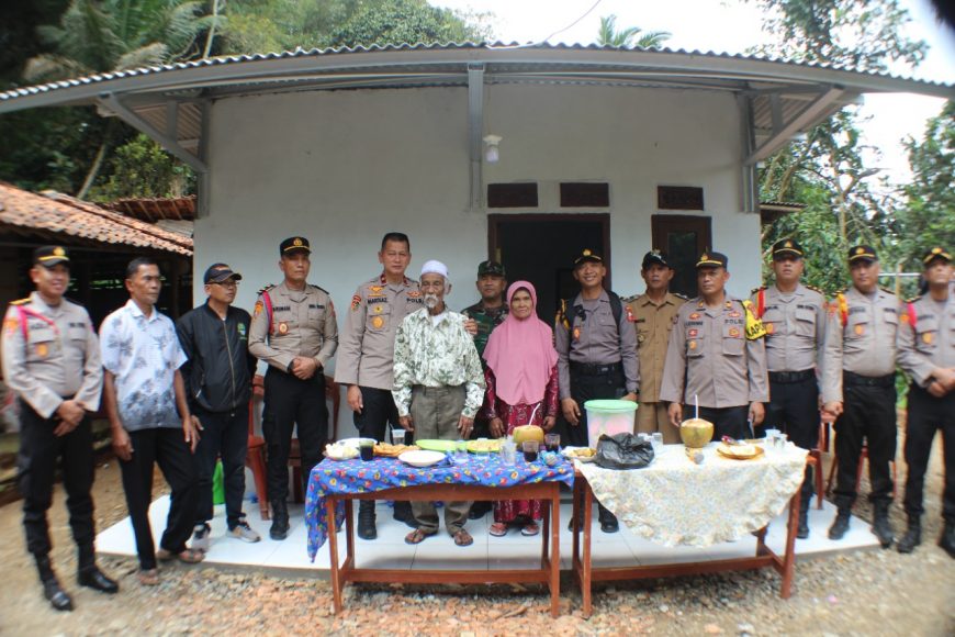 Setukpa Lemdiklat Polri Beri Bantuan Bedah Rumah Kepada Warga Tenjojaya