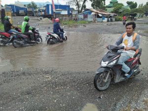 Rusak Berat, Jalan Menuju KIM I Tidak Ada Tanda Perbaikian