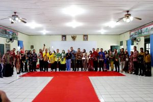 Dandim Cup Tahun 2022 Ditutup, Dandim 1012/Buntok Bagikan Piala Kepada Pemenang