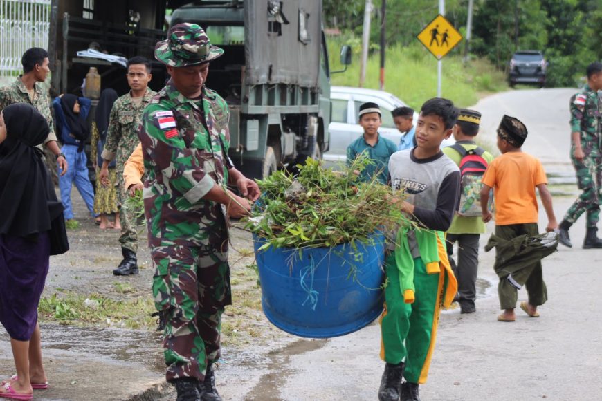 Satgas Pamtas Yonarmed 19/105 TRK Borgani Ajak Anak Sekolah Budayakan Peduli Lingkungan