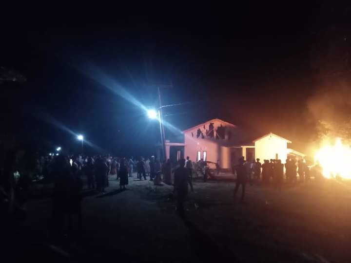 Merasa Geram, Puluhan Warga Bubun Bakar Barang dari Rumah Terduga Pengedar Narkoba