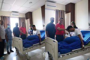 Jenguk Anak Panit Yanmin Intelkam Polsek Medan Helvetia, Ketua Pewarta Beri Santunan dan Ucapan Doa