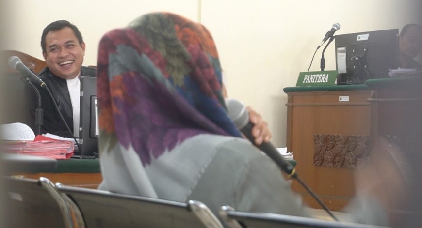 Hakim Bentak JPU Yang Tertawakan Saksi