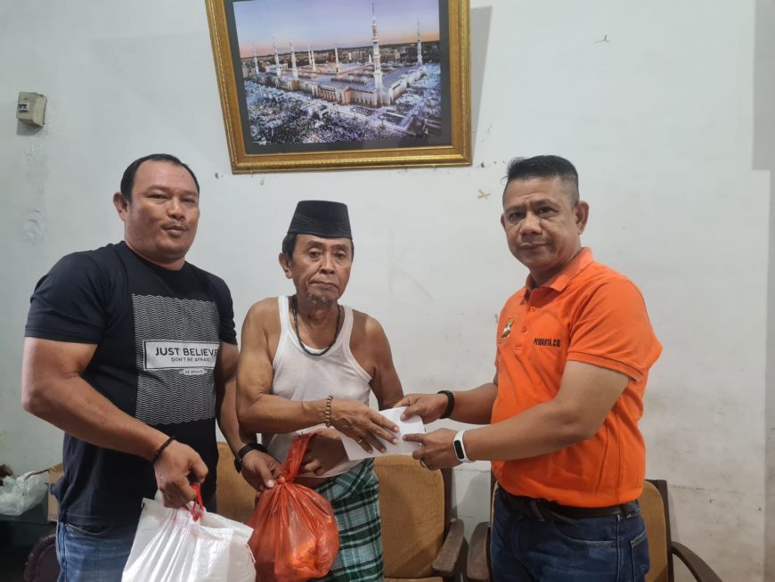 Ketua Pewarta Berikan Sembako dan Santunan pada Wartawan Senior Ismugiman