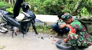 Seorang TNI Spontan dan Inisiatif Bantu Perbaiki Motor Masyarakat di Jalan