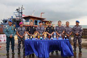 TNI AL Bersama Tim Gabungan Bea Cukai Gagalkan Penyelundupan Minuman Beralkohol Senilai 4.38 Milyar